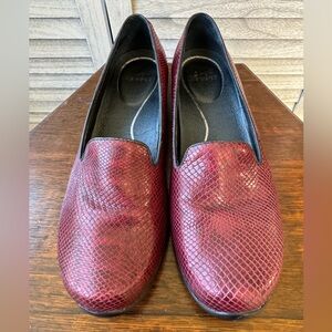 Dansko Olivia Loafer Burgundy Snakeskin Textured Women's Loafers - 41 / 10-10.5